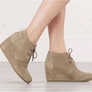 🟠Brand New TOMS Women’s Desert Wedge Taupe Suede Shoes Size 12